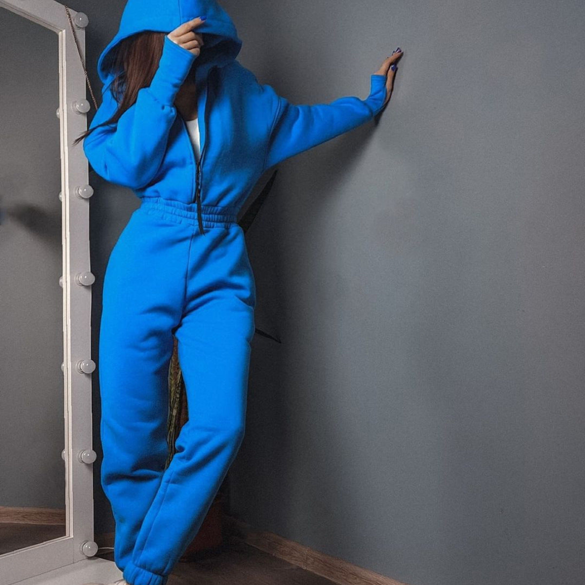 Women’s comfortable hooded jumpsuit with elastic waist and full zip Chic und Stil