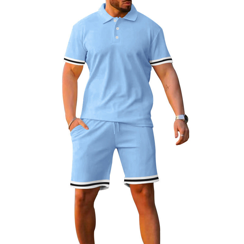 Ensemble polo et shorts sportif pour hommes avec bandes contrastées Chic und Stil