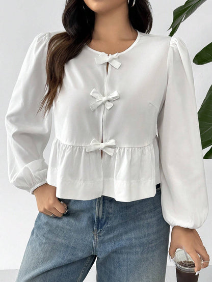Chemisier femme avec des détails romantiques en volants et un nœud Chic und Stil