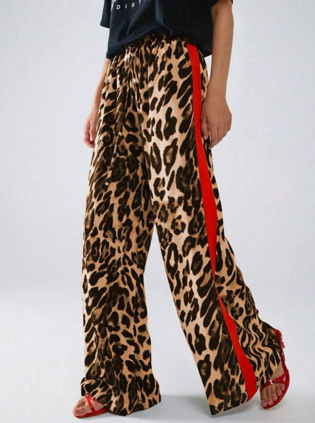 Wide linen pants for women with trendy leopard pattern and contrasting stripe Chic und Stil