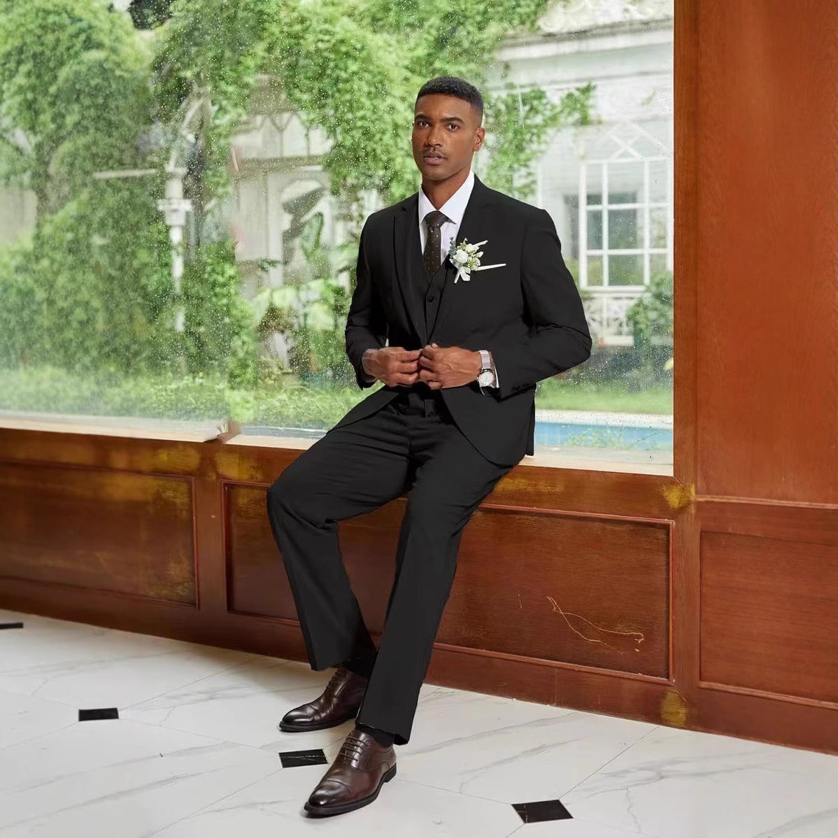 costumes élégants pour hommes composés de trois pièces avec un matériau fin et une coupe moderne Chic und Stil