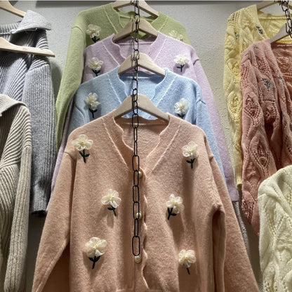 Bouton de cardigan féminin ludique avec broderie florale et boutons en perles Chic und Stil
