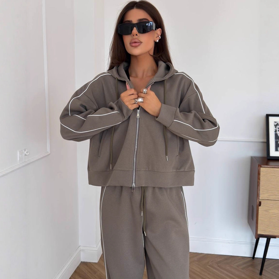 Women's comfortable hoodie and wide-leg sports pants with chic and stylish side accents