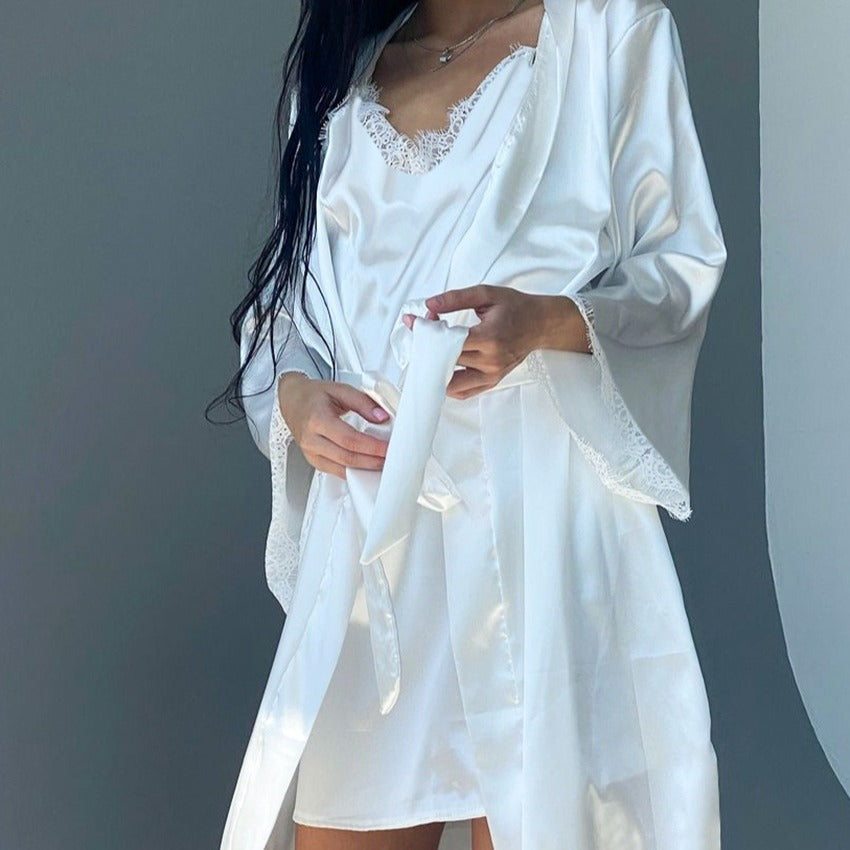 Robe de nuit en satin luxueux pour femmes avec accents en dentelle et manteau kimono Chic und Stil