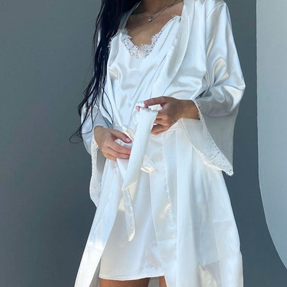 Robe de nuit en satin luxueux pour femmes avec accents en dentelle et manteau kimono Chic und Stil