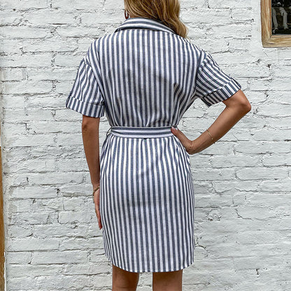 Robe chemise rayée pour femmes avec ceinture à la taille Chic und Stil