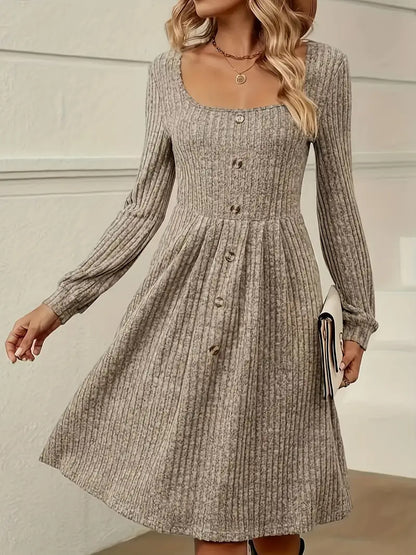 Robe en tricot pour femmes avec patte de boutons Chic und Stil