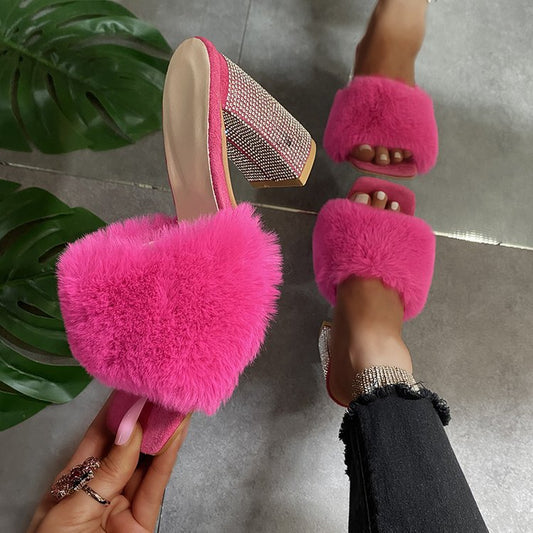Mules glamourieuses pour dames avec fausse fourrure douce et talon scintillant Chic und Stil