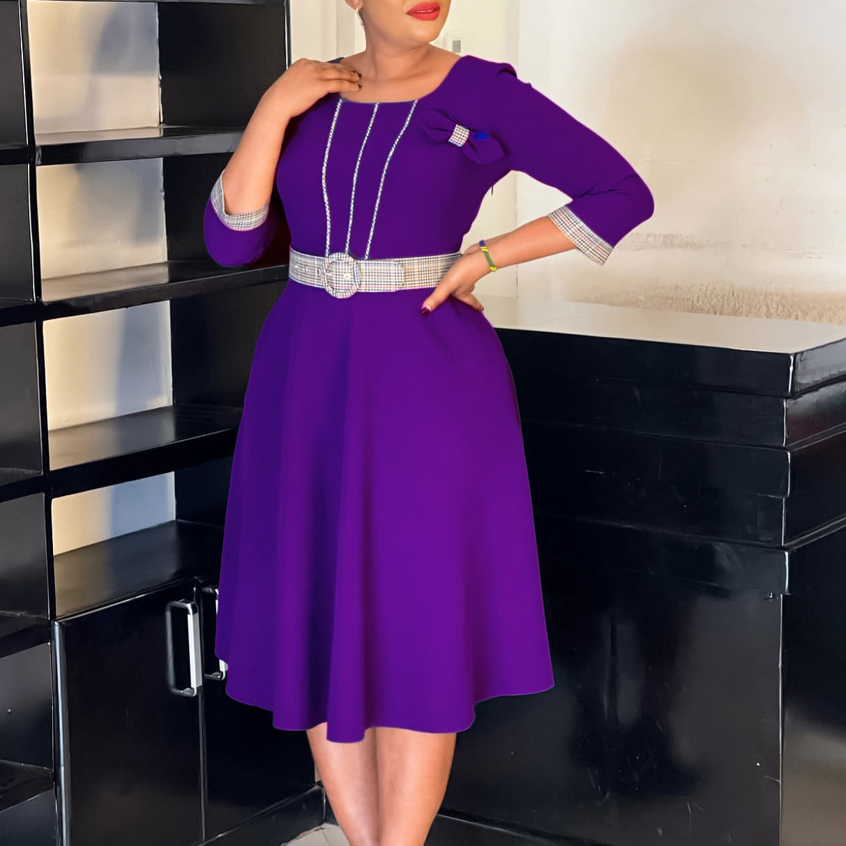 Robe A-ligne pour femme avec ceinture décorative à la taille et détails élégants Chic und Stil