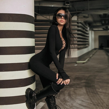 Combinaison ajustée pour femmes avec décolleté en V profond et détails de lacets raffinés Chic und Stil