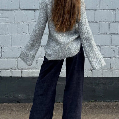 Dames élégant pull en tricot avec écharpe en soie à la mode Chic und Stil