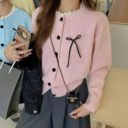 Cardigan tricot pour femmes avec des boutons décoratifs et un accent de nœud Chic und Stil