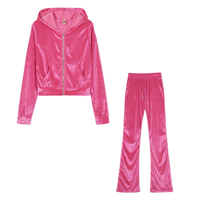 Women's sports set in velvet hoodie and loose jogger pants Chic und Stil