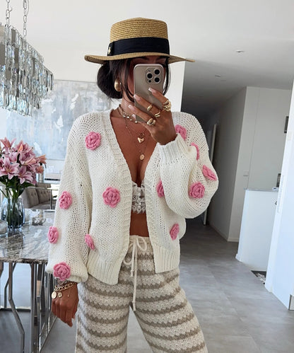 Dames confortable cardigan en tricot avec des applications de fleurs ludiques Chic und Stil