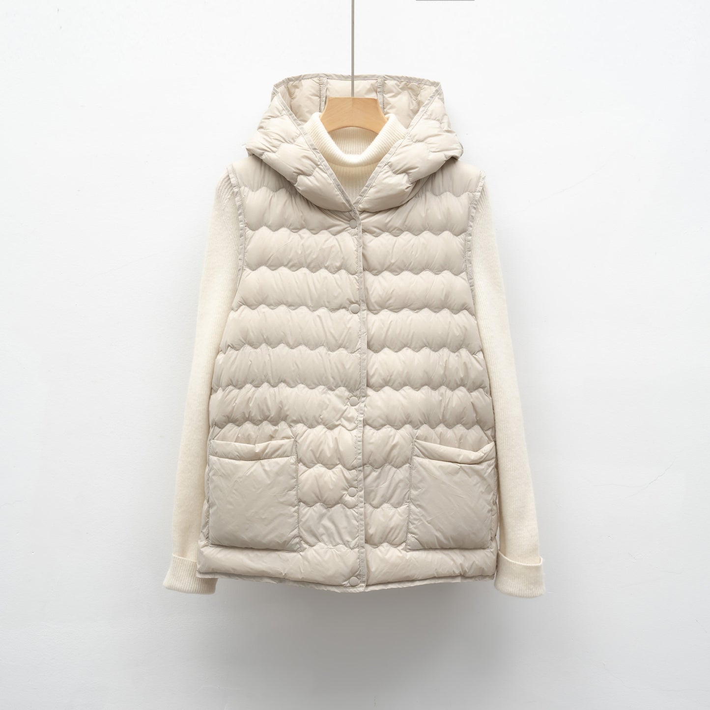 Dames gilet matelassé avec capuche Chic und Stil