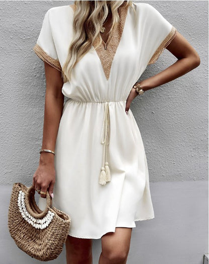 Robe de loisirs pour femmes avec décolleté en V et détails décoratifs Chic und Stil