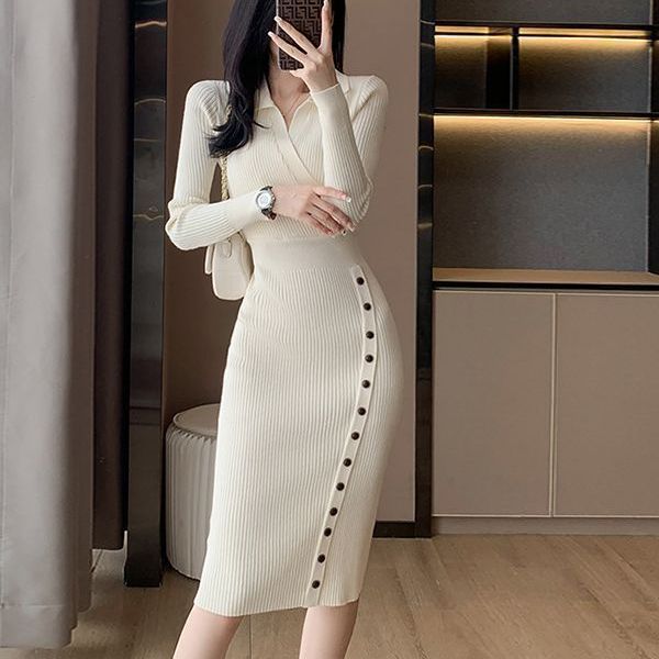 Robe en tricot à manches longues pour femmes avec un élégant détail de bouton et une silhouette cintrée Chic und Stil