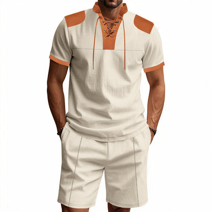 Polo-shirt pour hommes avec un design de laçage unique et des shorts assortis Chic und Stil