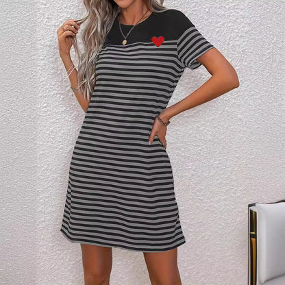 Robe à manches courtes pour femmes avec motif rayé coloré et détail en forme de cœur Chic und Stil
