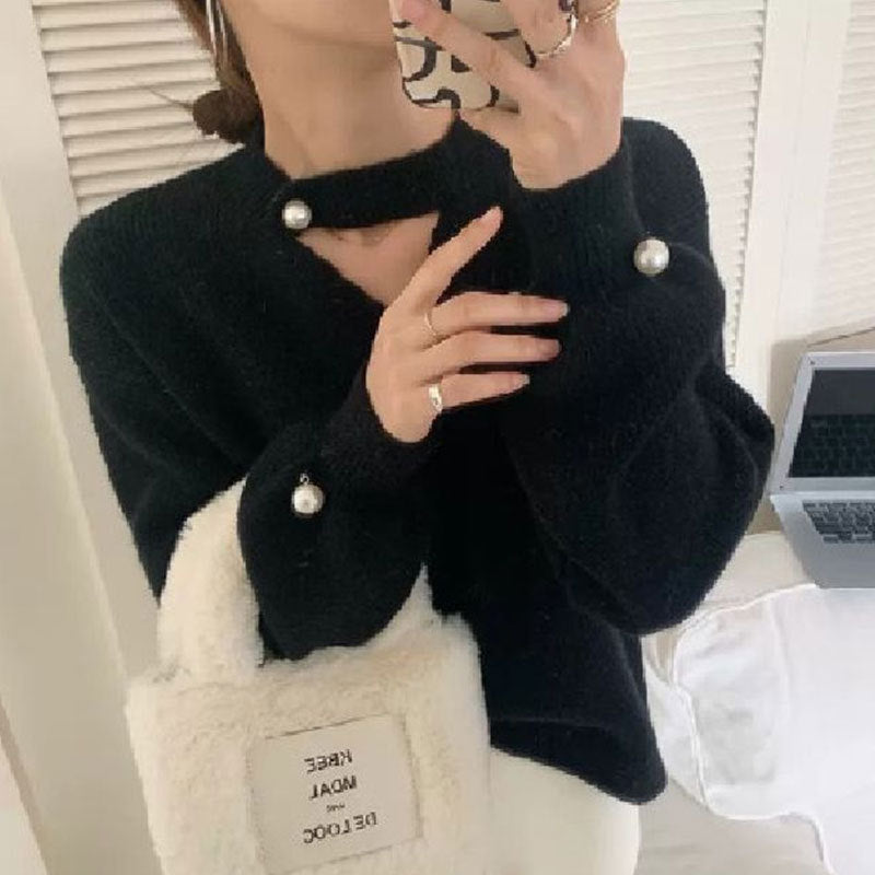 Pull en tricot pour femmes avec un look cut-out raffiné et des manches ornées de perles Chic und Stil