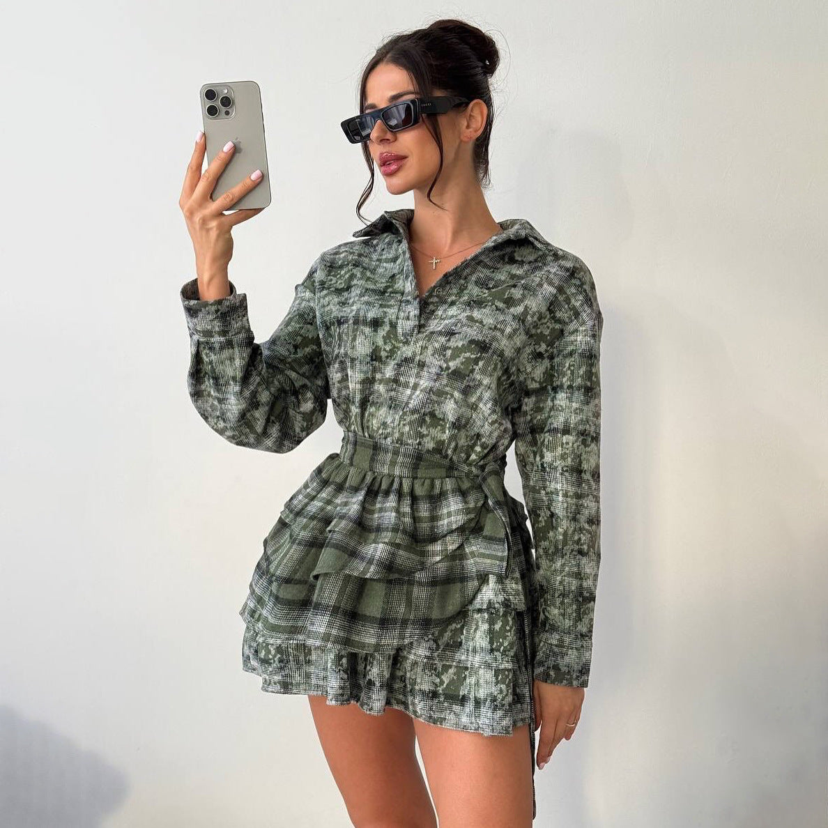 Robe chemise pour dames avec ceinture réglable à la taille et motif à carreaux frais Chic und Stil