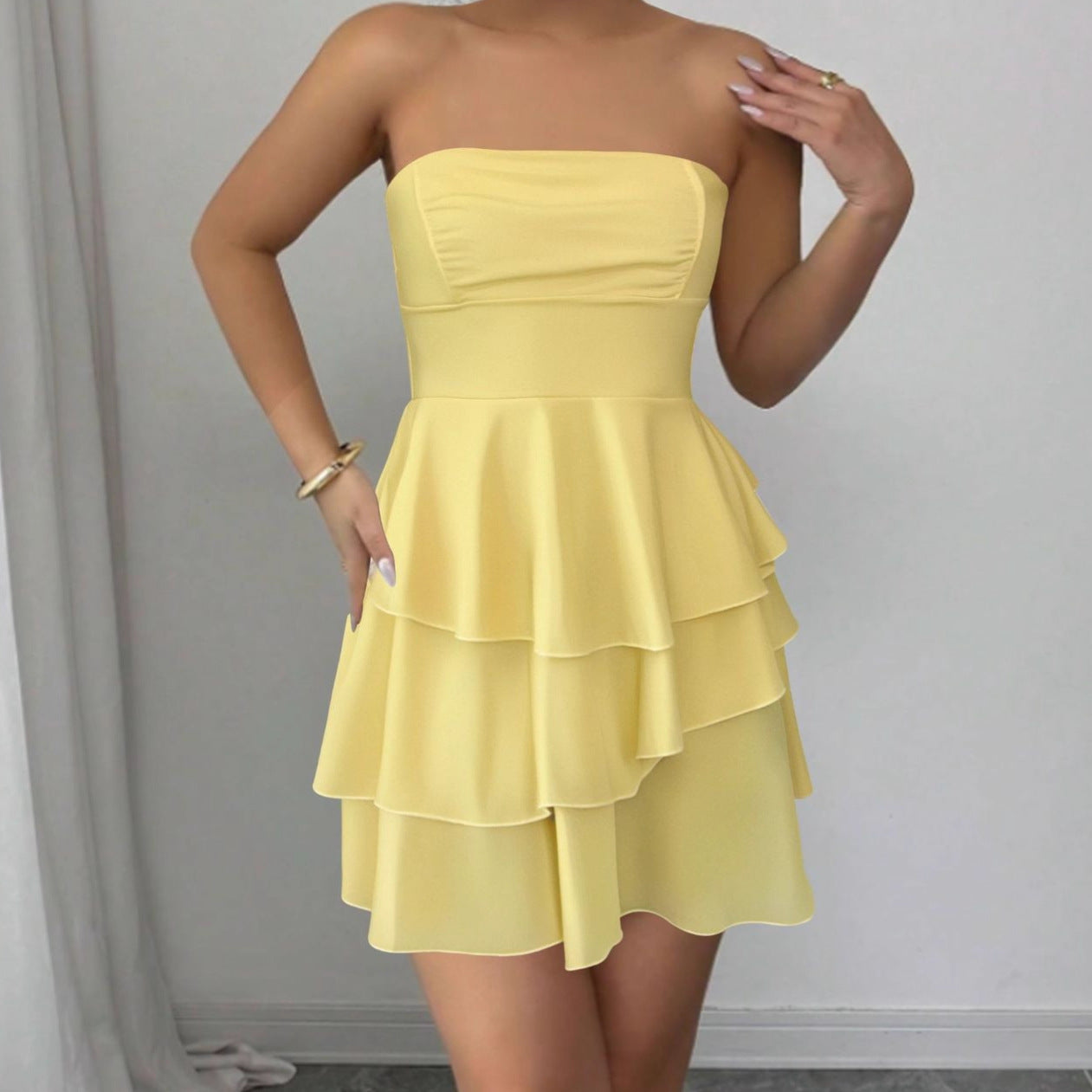 Robe à volants sans épaules pour femmes avec un ourlet flottant et un design élégant Chic und Stil