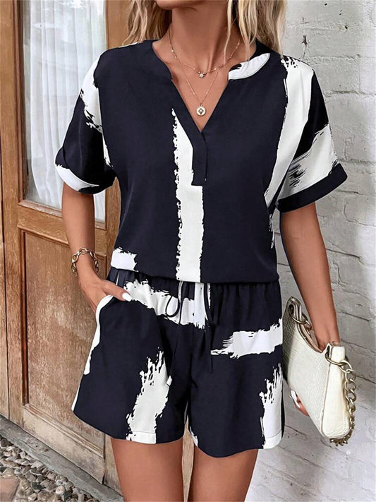 Combinaison courte féminine à la mode avec un haut à motif abstrait et une taille élastique Chic und Stil