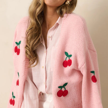 Gilet pour dames en tricot douillet avec des appliqués inspirés des cerises Chic und Stil