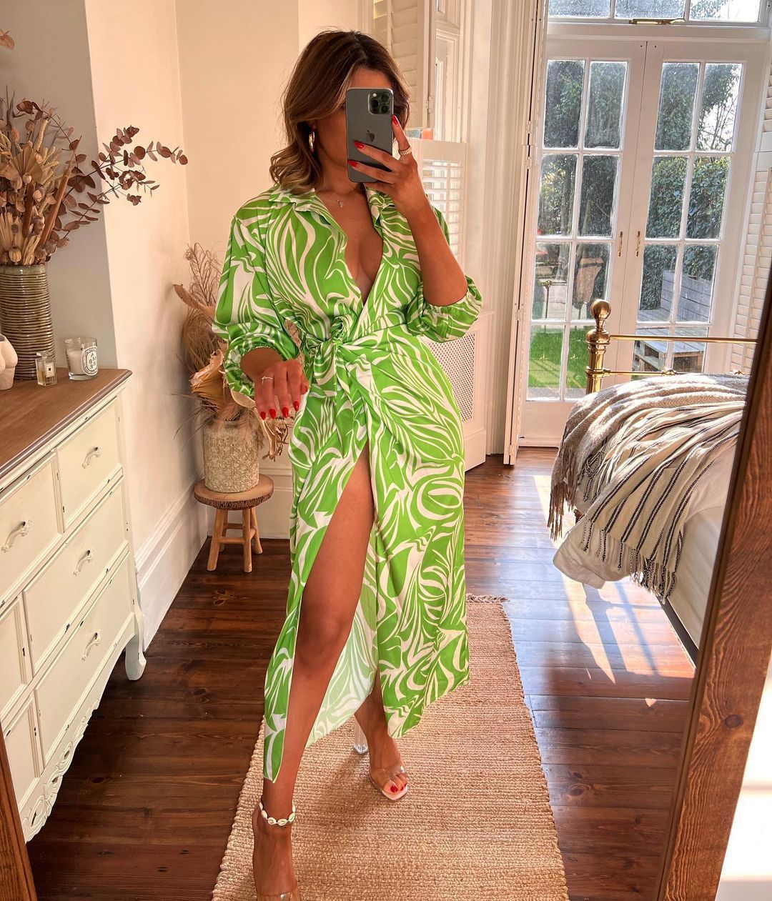 Robe maxi femme avec un élégant design floral et une fente flatteuse Chic und Stil