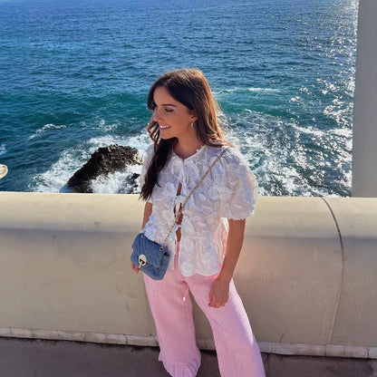 Chemisier pour femmes avec motif floral brodé et détails romantiques en volants Chic und Stil