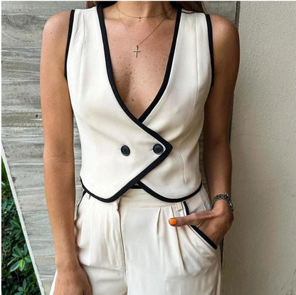 Elegant wide pants for women with side pockets and chic belt details