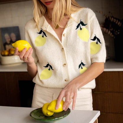 Veste tricotée pour femmes avec un design de citron joyeux et une coupe courte Chic und Stil