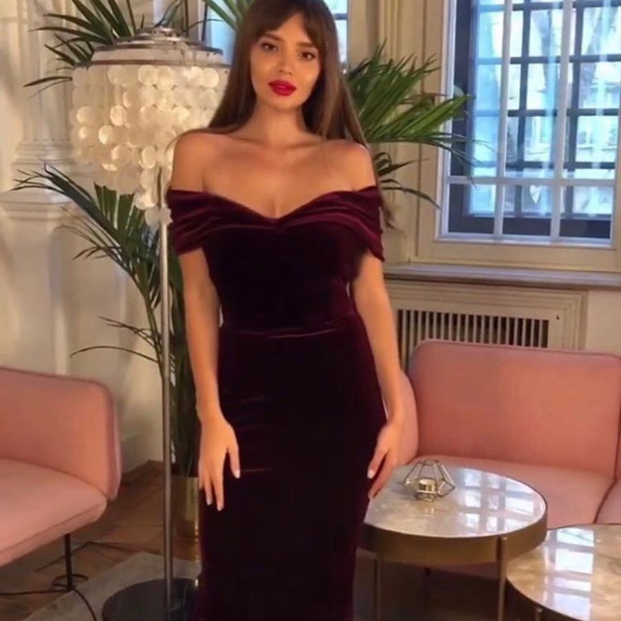Robe ajustée en velours pour femmes avec design sans épaules et coupe élégante Chic und Stil