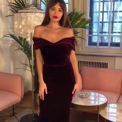 Robe ajustée en velours pour femmes avec design sans épaules et coupe élégante Chic und Stil