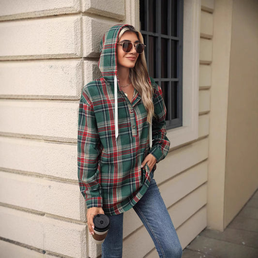 Blouse à capuche à carreaux pour femmes avec des détails pratiques de boutons et une coupe décontractée Chic und Stil