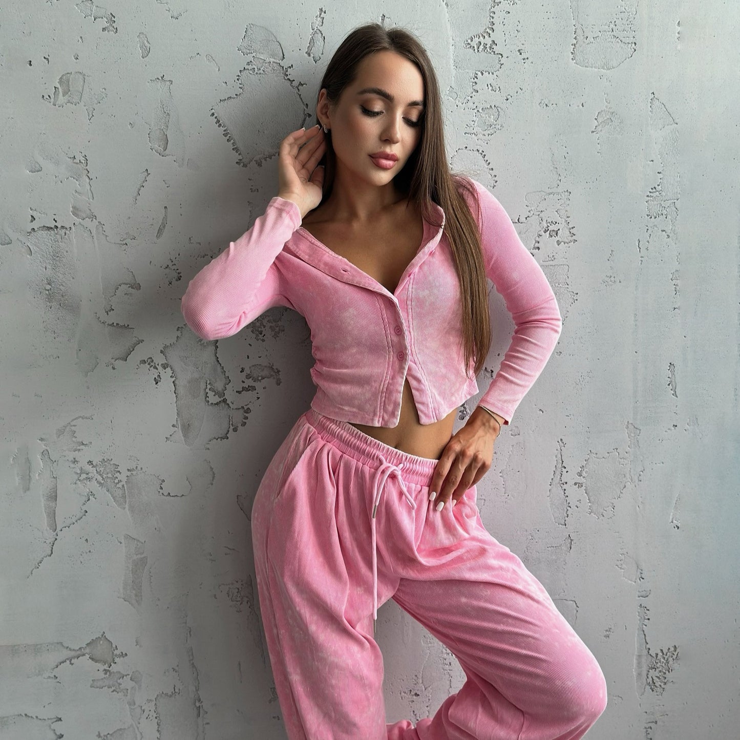 Chic and Style women's sports leisure set with short jacket and wide pants