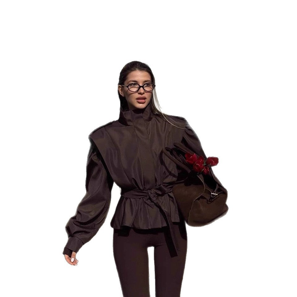 Dames blouse stylée avec col haut et ceinture latérale à la taille Chic und Stil