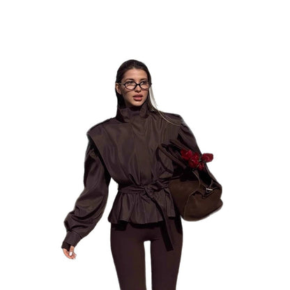 Dames blouse stylée avec col haut et ceinture latérale à la taille Chic und Stil