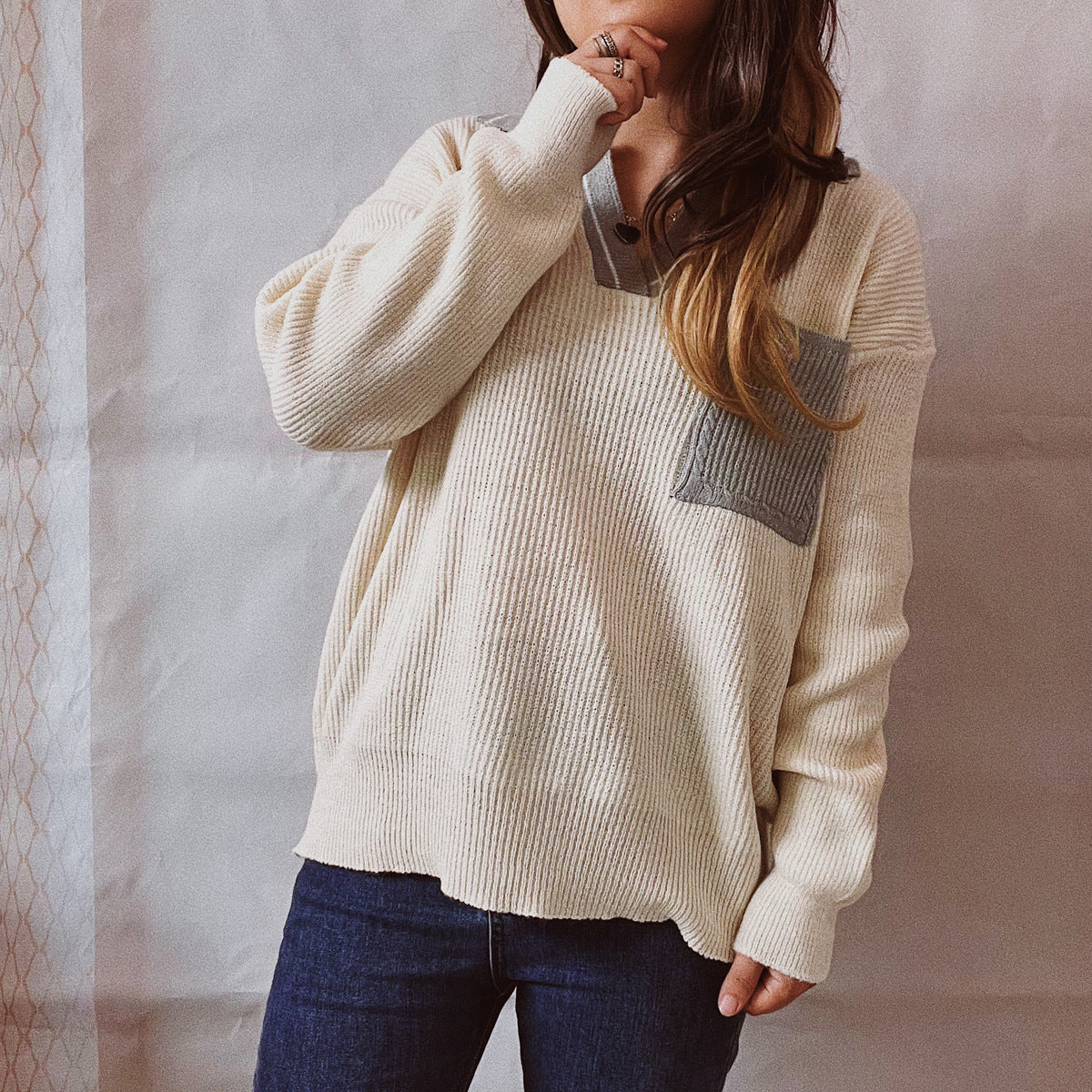 Pull femme décontracté à col V avec design ribbed texturé et col contrasté Chic und Stil
