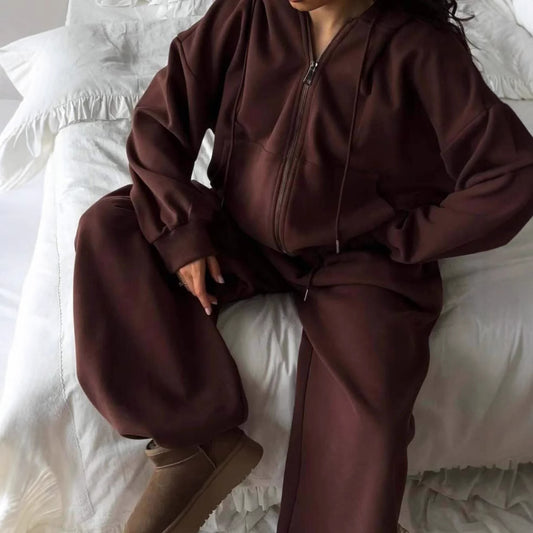 Sporty hoodie for women with a loose fit and comfortable jogger pants Chic und Stil