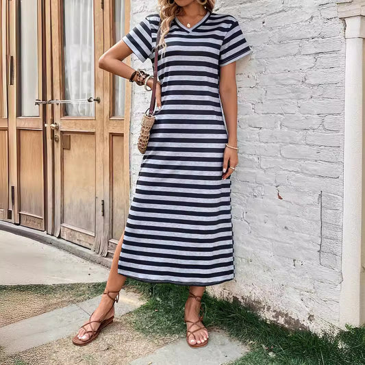 Robe maxi rayée pour femmes au design décontracté à décolleté en V avec fentes latérales Chic und Stil