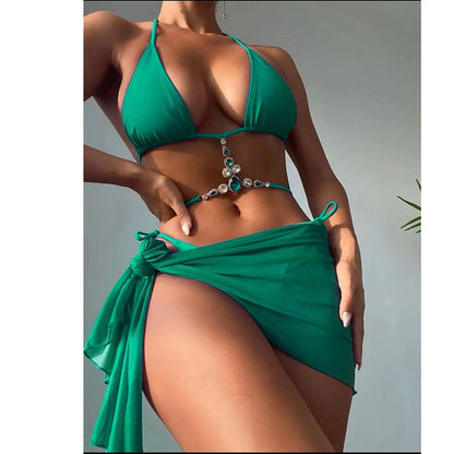 Bikini triangle pour femmes avec des détails en bijou glamour et une jupe asymétrique Chic und Stil