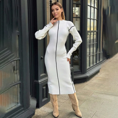 Robe tricot élégante pour femmes avec des coutures contrastées raffinées et une coupe cintrée Chic und Stil