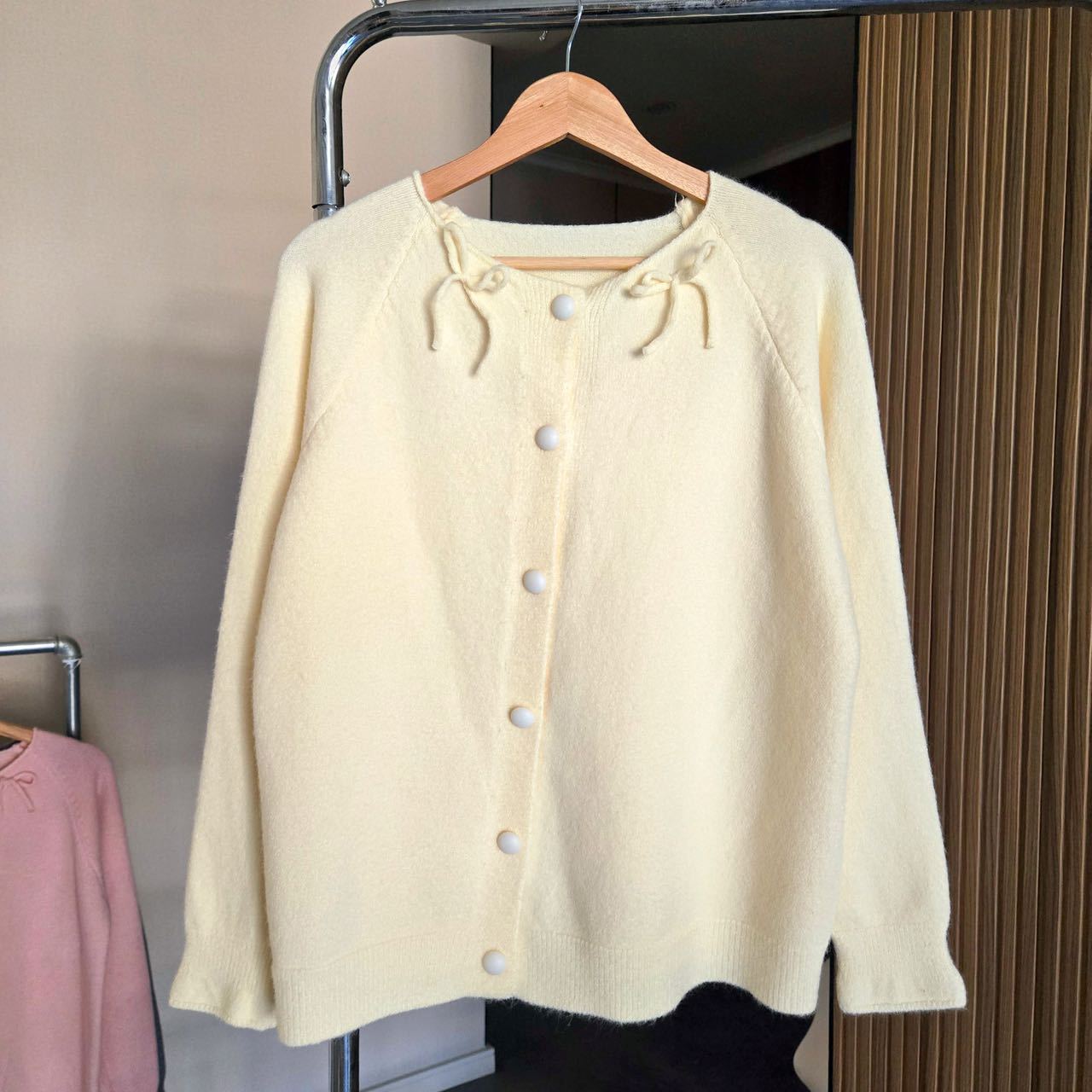 Dames Pull-over douillet avec des nœuds décoratifs et de grands boutons Chic und Stil