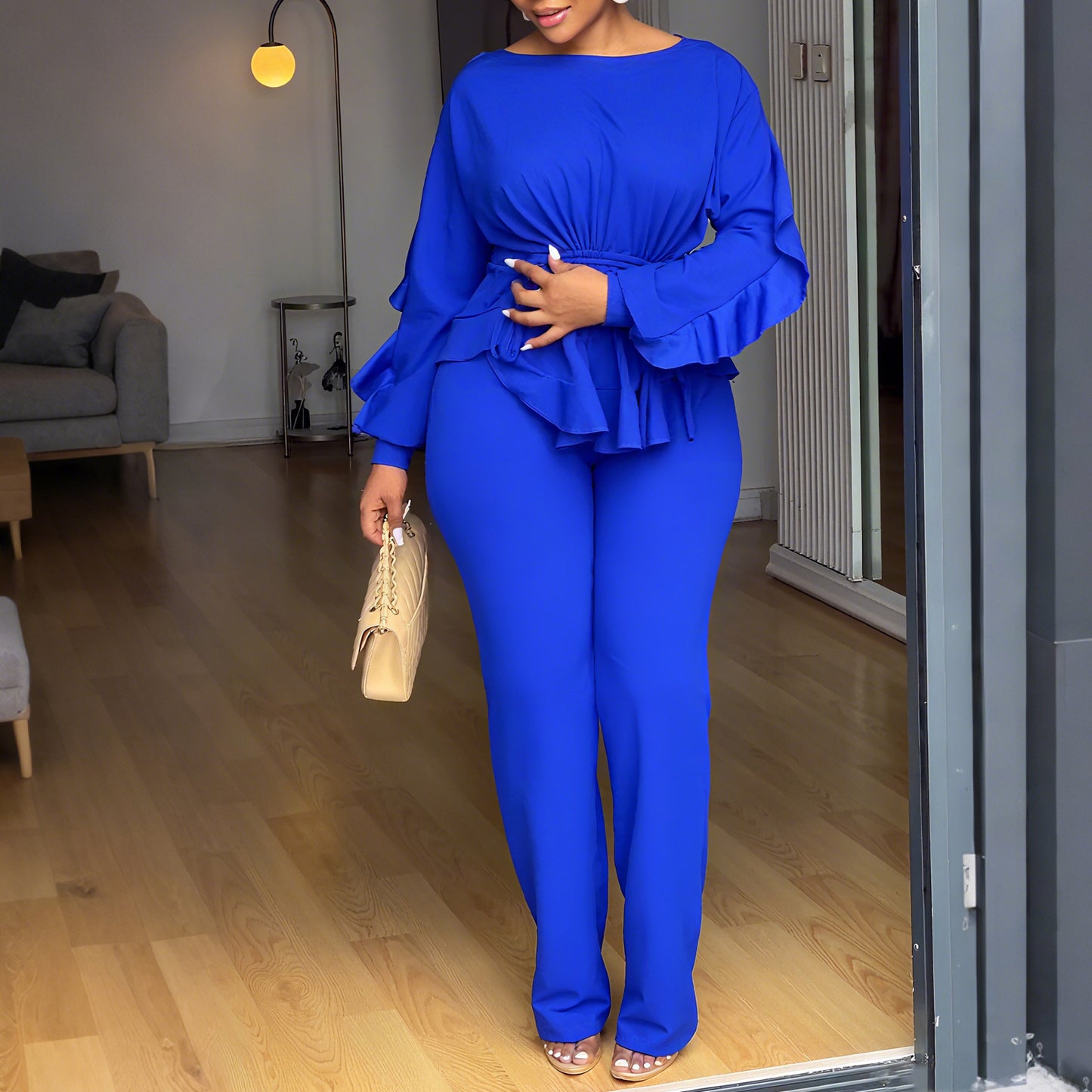 Dames combinaison élégante avec des détails volants et une coupe cintrée Chic und Stil