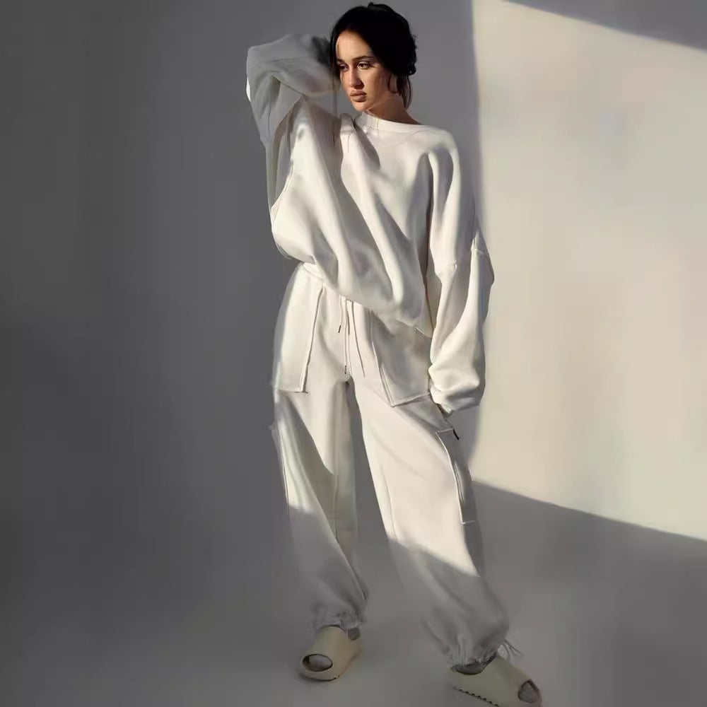 Women's oversized casual sweatshirt with raised collar and comfortable cargo pants Chic and Style
