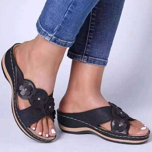 Sandales confortables pour femmes avec des appliqués floraux tendance Chic und Stil