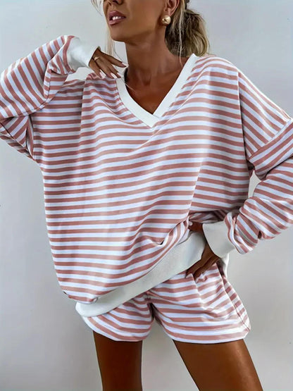 Dames Haut de sport à rayures avec shorts courts Chic und Stil