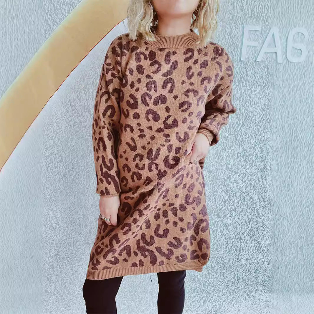 Robe en grosse maille pour dames avec un motif léopard moderne Chic und Stil
