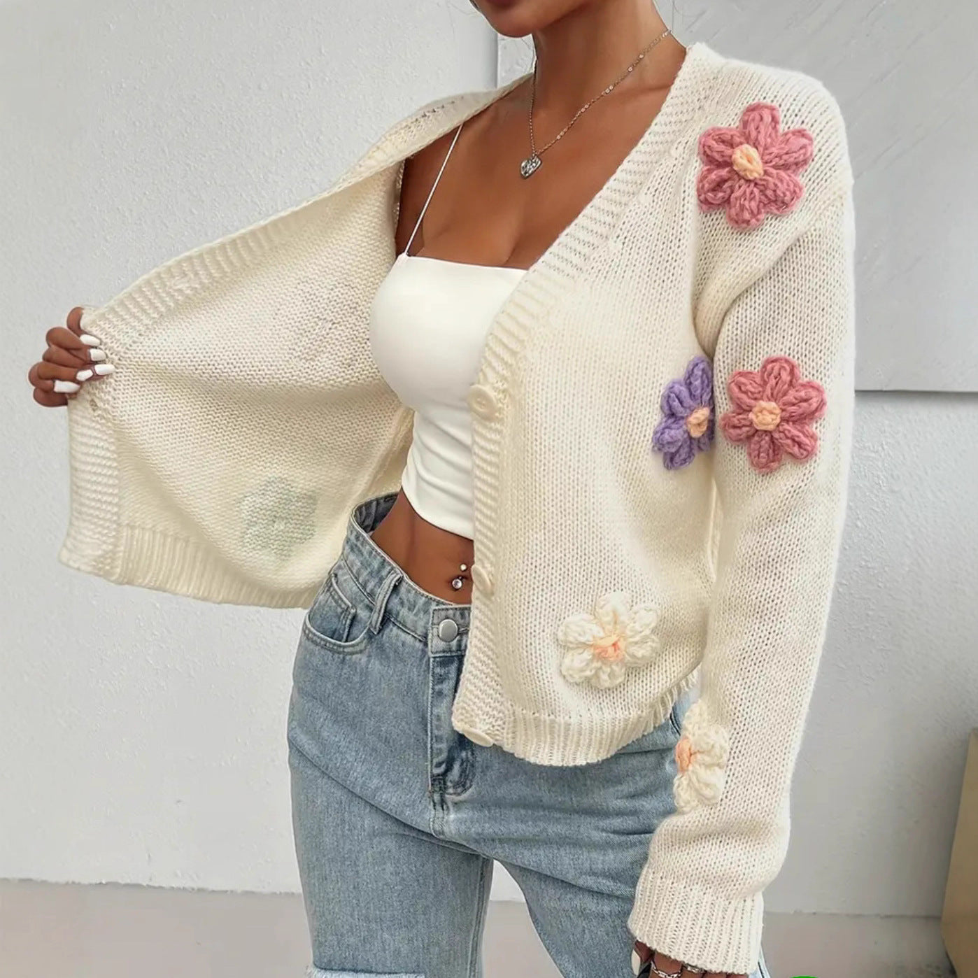 Dames cardigan en tricot fantaisie avec des applications de fleurs crochetées à la main Chic und Stil